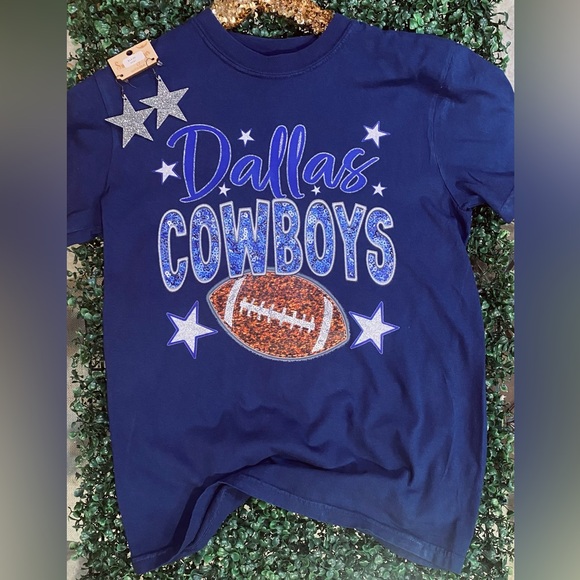 BRAMD NEW WITH TAGS Dallas Cowboys Navy Faux Sequin Football Tee - Picture 1 of 1